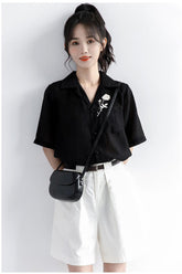 Blusa de manga corta con bordado de rosa blanca